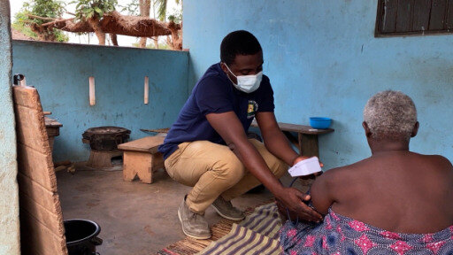 Gesundheitshelfer Tavi Bright hat Angst, sich bei seiner Arbeit anzustecken. Es gibt zu wenig Impfstoff in Ghana.