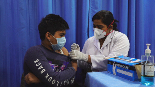 In Indien können sich jetzt auch Schüler über 15 Jahre gegen Covid-19 impfen lassen, der Andrang ist groß.