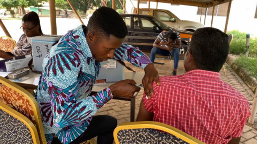 In Ghana soll die Aufklärung über die Pandemie weiterhin wichtig bleiben, wünscht sich Krankenpfleger Kobby Blay. 