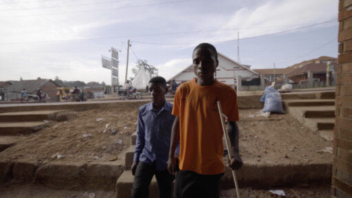 Ein blinder Student in Kampala und sein Leben voller Hindernisse in der Pandemie.