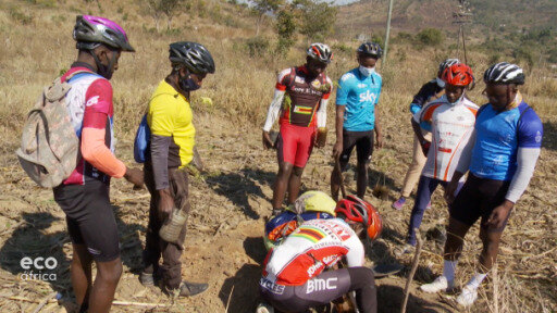 Ciclistas estão a plantar árvores no Zimbabué para atrair atenção para problemas ambientais que a região enfrenta.