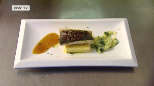 Ein Fischgericht aus Kroatien: Seebarsch mit Zucchinicreme - euromaxx à ...