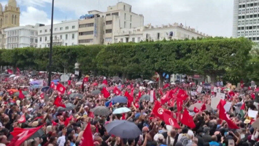 احتجاجات مناهضة للرئيس التونسي قيس سعيد في العاصمة. آلالاف المتظاهرين يطالبون برحيل الرئيس وعودة البرلمان والدستور.