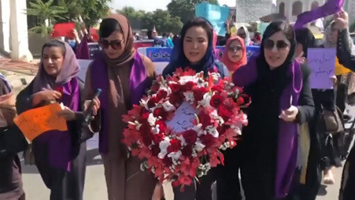 تدخلت قوات طالبان لتفريق مسيرة لنساء أفغانيات يطالبن بالمساواة في الحقوق. واتهمت المتظاهرات طالبان بتعنيفهن