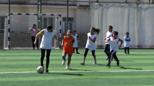 فتيات يمارسن كرة القدم في بلدة برطلة الصغيرة شمال العراق لنسيان بطش تنظيم داعش الإرهابي الذي دُحر هناك عام 2016.
