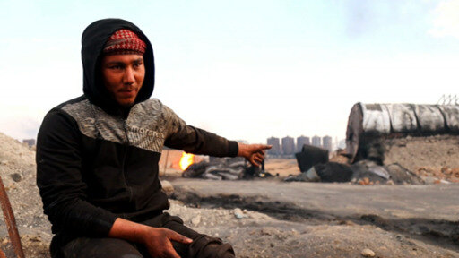 يعاني العاملون في مصافي تكرير النفط في إدلب من مخاطر صحية كبيرة.