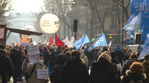 وفي فرنسا حيث تتسع رقعة إنتشار وباء كورونا وتحديدا متحور أوميكرون، تظاهر المعلمون في عدد من المدن على سياسات الحكومة.