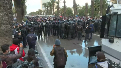 الشرطة التونسية تستخدم خراطيم المياه والغاز المسيل للدموع لتفريق محتجين وسط العاصمة