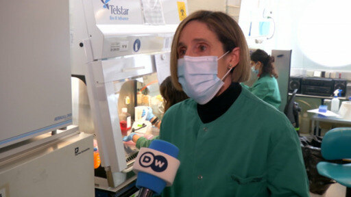رغم من معدلات الإصابة القياسية المرتفعة تتحدث الحكومة الإسبانية عن نهاية الوباء، وتريد التعامل معه على أنه كالأنفلونزا. 