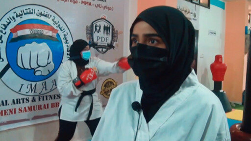 في اليمن، قررت شابة تدريب الفتيات على الفنون القتالية رغم القيود المجتعمية. 