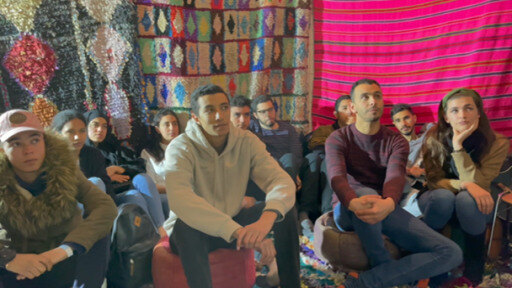 يقدم لهم صاحب مطعم مغربي في برلين وجبات الافطار الرمضاني مجانا للطلبة العرب الفارين من الحرب في أوكرانيا.