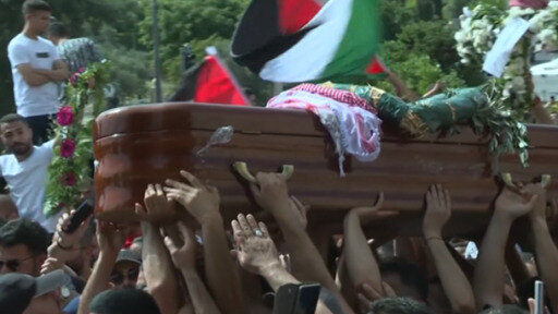 آلاف الفلسطينيين يشيعون جنازة الصحفية الفلسطينية شيرين أبو عاقلة في القدس الشرقية 