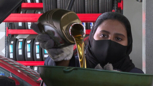 يتم الآن في السعودية تدريب أولى النساء المتخصصات في ميكانيك السيارات، كيف ستكون تبعات ذلك على الاقتصاد السعودي؟