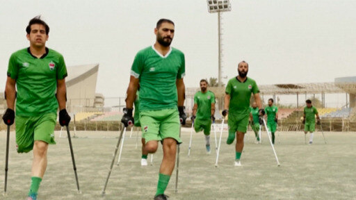 شباب عراقيون أفقدتهم الحرب الأمل، يؤسسون فريق كرة قدم لمبتوري الأطراف