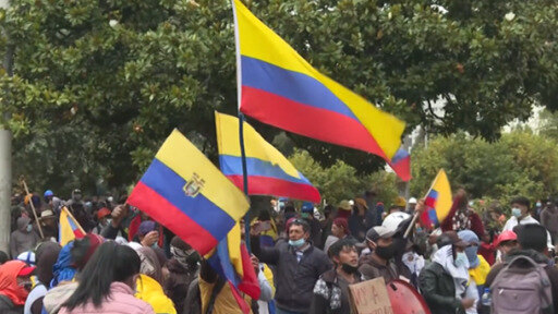 اندلعت في عاصمة الإكوادور كيتو لليوم الثاني اشتباكات عنيفة حول مبنى البرلمان بين متظاهرين من السكان الأصليين والشرطة.