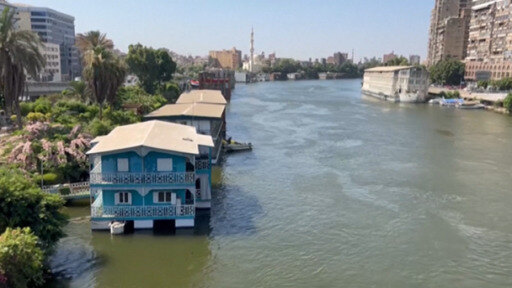 المنازل العائمة ذات الألوان الزاهية على ضفاف نهر النيل منذ عقود مهددة بالهدم، وأصحابها إلى الشارع.