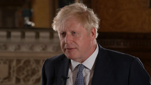 رئيس الوزراء البريطاني بوريس جونسون يؤكد استمراره في منصبه رغم عاصفة الاستقالات التي تضرب حكومته