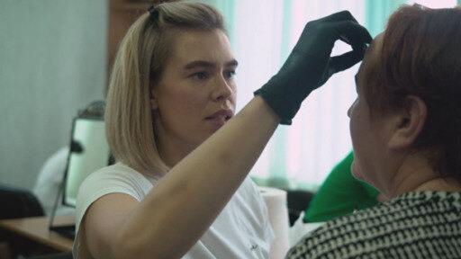 متطوعون أوكران يزورون مناطق الحرب ويقدمون خدماتهم التجميلية مجانا