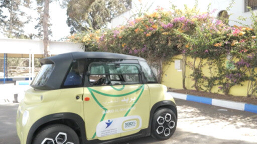 سعاة البريد في المغرب، يوزعون الرسائل بسيارات كهربائية صديقة للبيئة صنعت في المغرب.