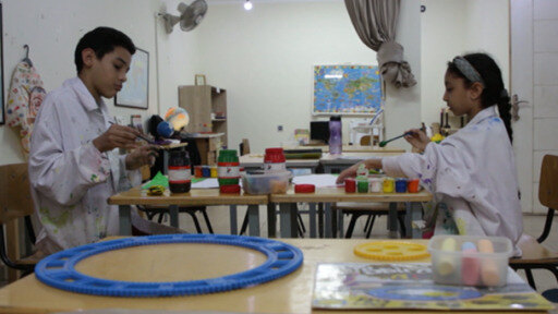 جمعية مصرية تحفيز الأطفال في المناطق الفقيرة على التعليم بطريقة مختلفة. تعتمد على تنمية مهاراتهم بدون معلم.