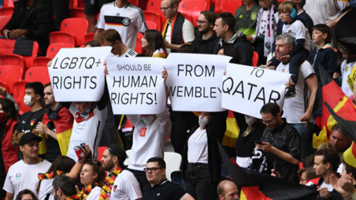 شبح الانتقادات يلاحق بطولة كأس العالم لكرة القدم في قطر ووجود علامات استفهام حول موقف قطر من مجتمع الميم.