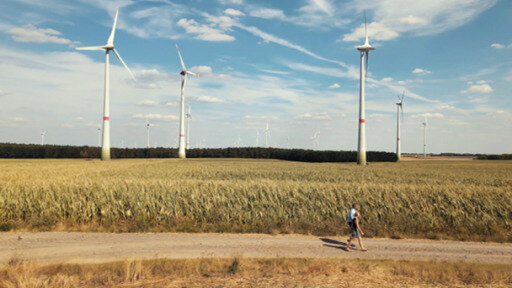 قرية فيلدهايم، كنموذج للتحول بالطاقة. الكهرباء والتدفئة توفرهما عنفات الرياح والغاز الحيوي غير المكلفة والمحايدة مناخيا.