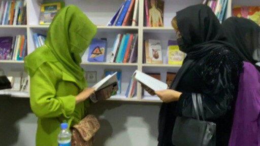 أفغانيات يكسرن سيطرة طالبان على الحكم ويفتتحن أول مكتبة نسائية في كابول