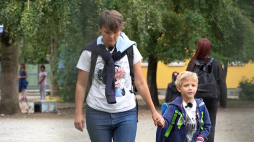 التحق حوالي مئة وستين الف تلميذ لاجئ من أوكرانيا بالمدارس الألمانية، أمر لا يخلو من تحديات للتلاميذ وعائلاتهم. 