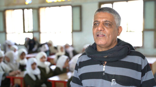 مع دخول العام الدراسي الجديد تتجدد مأساة المعلمين اليمنيين الذين يكافحون لتدريس الأجيال الجديدة رغم انقطاع رواتبهم.