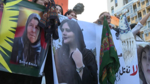 شابة وغطاء رأس يتحولان لرمز للصمود والتحدي في إيران