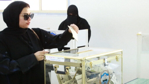 الكويتيون يدلون بأصواتهم لاختيار أعضاء البرلمان وسط تفاؤل بمرحلة جديدة