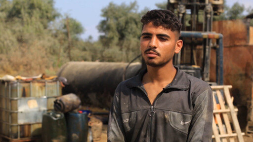 شاب فلسطيني في قطاع غزة، ينجز مشروعا لإنتاج الوقود من بقايا البلاستيك. وذلك لحل أزمة ارتفاع أسعار الوقود في مدينته.
