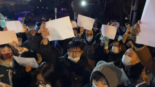 الشرطة الصينية تنتشر في شوارع شنغهاي لمنع المتظاهرين من التجمع للاحتجاج ضد الحكومة الصينية.