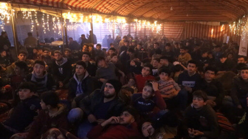 فريق مُلهم التطوعي ينشر البهجة عبر إقامة خيمة للنازحين السوريين لمشاهدة مباريات كأس العالم لكرة القدم.