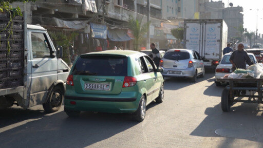 يعاني قطاع غزة من أزمات سير بسبب تردي البنية التحتية وارتفاع أعداد السيارات، ما يشكل عبئاً إضافياً على سائقي الأجرة