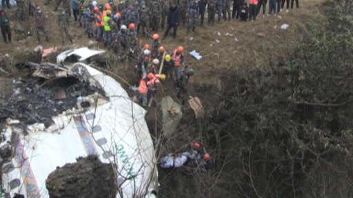 العثور على صندوق الطائرة المنكوبة الأسود في نيبال وسط استمرار جهود الانقاذ. 
