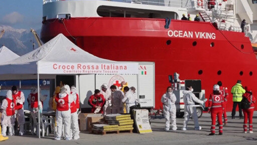 تتبع الحكومة اليمينية في إيطاليا إجراءات تتضمن تغريم المنظمات الخيرية، التي تنقذ مهاجرين من البحر، واحتجاز سفنهم.