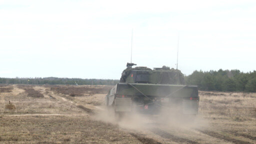 فرقة جنود أوكرانية تتلقى التدريب على دبابات ليوبارد في غرب بولندا