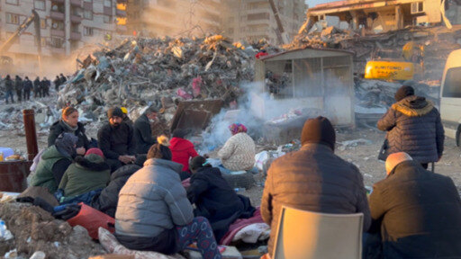 نتيجة للزلزال المدمر تجددت حملات الكراهية الموجهة ضد اللاجئين السوريين في تركيا لتزيد من أثر الكارثة عليهم. 