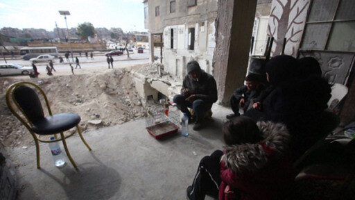 سوريون يرفضون مغادرة بيوتهم المدمرة في حلب رغم خطورة البقاء فيها بسبب تعلقهم بهذه البيوت وعدم تقبل فكرة الانتقال إلى خيم