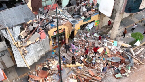 زلزال يضرب مناطق في الإكوادور بقوة ستة فاصلة ثمانية. مصرع ما لا يقل عن خمسة عشر شخصا. السلطات تسعى لإغاثة المتضررين. 