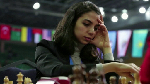 أصبحت لاعبة الشطرنج الإيرانية سارة سادات خادم الشريعة رمزا للاحتجاجات الأخيرة ضد قواعد اللباس الديني الصارمة في بلدها.