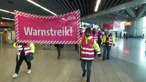في ألمانيا أصيت اليوم المطارات وخدمات السكك الحديدية وحافلات النقل بالشلل جراء أكبر إضراب عمالي تشهده البلاد منذ عقود.