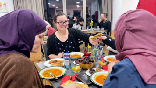 خلال شهر رمضان تنظم بمختلف المدن الألمانية موائد إفطار جماعية بحضور أشخاص من مختلف الأديان لدعم حوار الأديان. 
