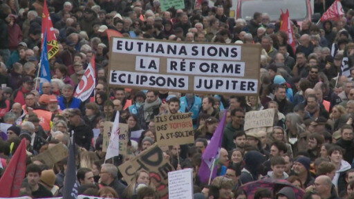 الفرنسيون يواصلون التظاهر ضد إصلاحات نظام التقاعد، الذي تصر عليه الحكومة الفرنسية.