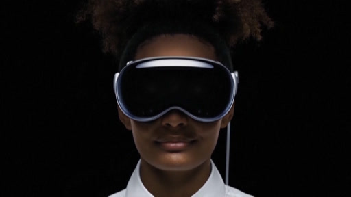 كشفت شركة أبل عن منتج جديد لمشاهدة العالم الافتراضي، والذي طال انتظاره ويتمثل في نظارة ذكية تحمل اسم أبل فيجن برو.
