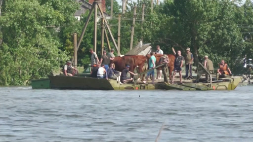 السلطات الأوكرانية تواصل إجلاء المتضررين من الفيضانات الناجمة عن تدمير سد كاخوفكا