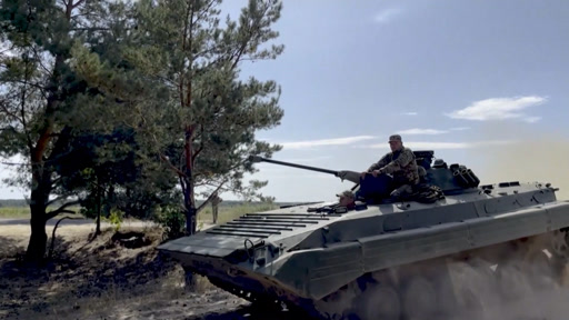 القوات الأوكرانية تواصل القتال قرب مدينة باخموت
