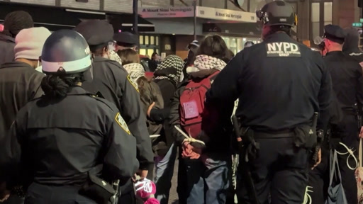 شرطة مدينة نيويورك تداهم جامعة كولومبيا وتلقي القبض على عشرات المتظاهرين المؤيدين للفلسطينيين.