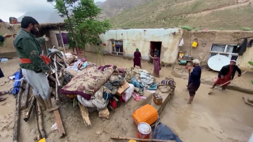 تحاول فرق الإغاثة الوصول إلى قرى منكوبة في شمال شرق أفغانستان، وذلك بعد فيضانات جارفة اجتاحت شمال شرق البلاد.